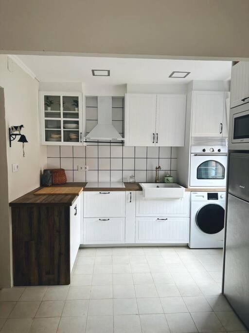 Erizana Apartment Байона Екстериор снимка
